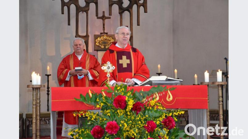 Die beiden Festgottesdienste am Pfingstsonntag und -montag hielten Pfarrer Josef Most und Diakon Herbert Sturm. Die Liveübertragung aus der Pfarrkirche St. Peter und Paul aus Moosbach erfolgte durch das Team mit Manuel Balk, Stefan Rappl und Sandro Stefinger. Bild: gi