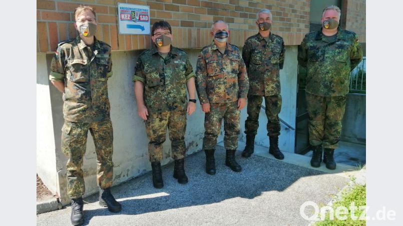 Josef Käs, Jürgen Vetter (beide Stabsfeldwebel der Reserve), Gerhard Friedl, Walter Drexler (beide Oberstabsfeldwebel der Reserve) und Leiter des KVK German Greif (Oberstleutnant der Reserve) bilden das fünfköpfige Kreisverbindungskommando Schwandorf. Bild: anv