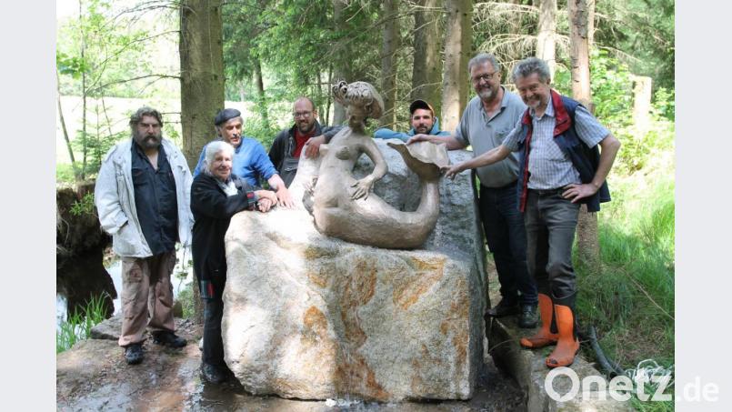 Johann Walbrunn und Johann Maurer (von rechts) sowie Engelbert Süß und Erika Eichenseer (von links) sind vollauf zufrieden und sprechen von einem wahren Kunstwerk. Das Lob gilt allen Beteiligten. Bild: pi
