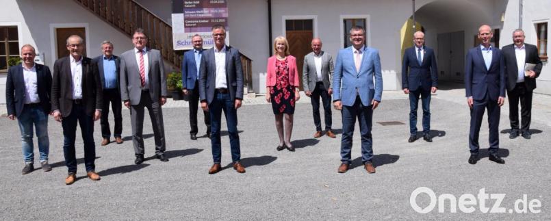 Der Bayerische Gemeindetag im Landkreis Amberg-Sulzbach hat seine Führungsmannschaft neu gewählt und zwei Bürgermeister, die nicht mehr zur Wahl angetreten waren, aus seinen Reihen verabschiedet. Von links Marcus Eichenmüller, Erwin Geitner, Hans Koch (ausgeschieden), Hans Martin Schertl, Uwe König, Hermann Falk, Brigitte Bachmann, Roland Strehl, Vorsitzender Peter Braun, Bernhard Lindner, Verwaltungsdirektor Georg Große Verspohl und Josef Reindl (ausgeschieden). Bild: bö
