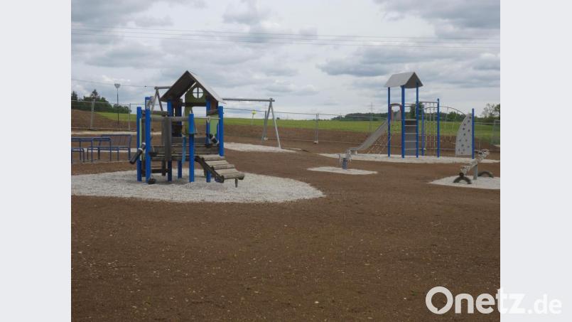 Der Rasen am Kinderspiel beim neuen Baugebiet in Wolfsbach wurde angesät. Bild: tra