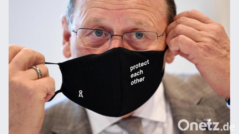 Bodo Ramelow (Die Linke), Ministerpräsident von Thüringen, nimmt vor Beginn einer Landtagssitzung seinen Mund-Nasen-Schutz ab. Bild: Martin Schutt/dpa