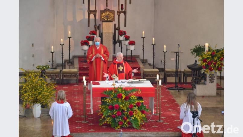 Die beiden Festgottesdienste am Pfingstsonntag und -montag wurden live aus der Pfarrkirche St. Peter und Paul aus Moosbach durch das Team mit Manuel Balk, Stefan Rappl und Sandro Stefinger übertragen. Pfarrer Josef Most hielt mit Diakon Herbert Sturm die Gottesdienste. Bild: gi