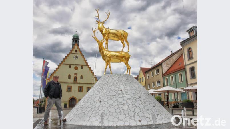 Künstler Wilhelm Koch ist zufrieden mit der Umsetzung seiner Idee für den Hirschauer Brunnen. Bild: ind