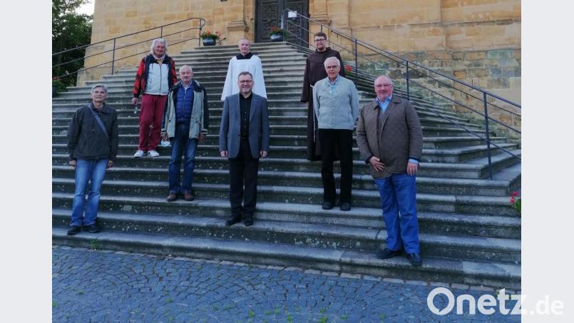 An den Stufen zur Bergkirche (von links): die Sodalen Gerhard Meier und Willi Hübsch, MMC-Assistent Bernhard Koller, Zentralpräses Markus Brunner, Mesner Norbert Aures, Guardian Pater Seraphin, Ehrensodale Franz Meier und Präfekt Michael Koller. Bild: Michael Koller