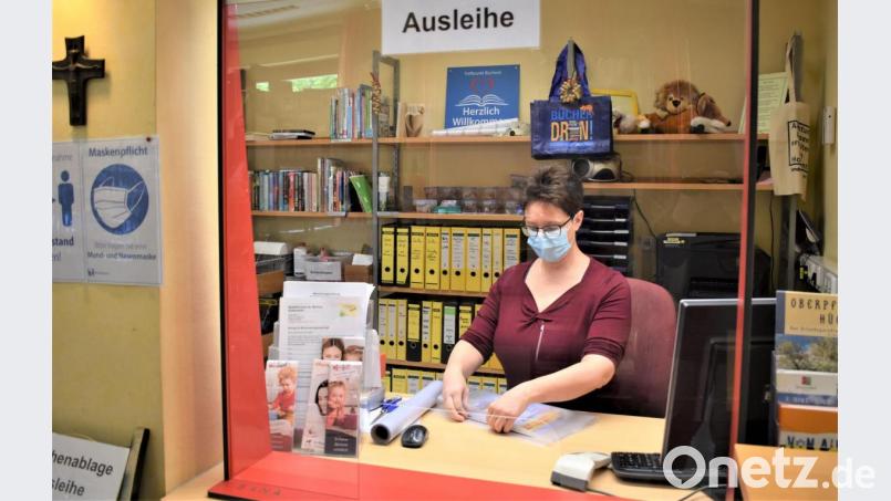 Büchereileiterin Doris Baumann beim Einbinden der neuen Bücher. Bild: rgr