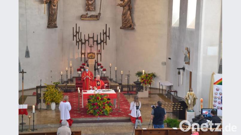 Die beiden Festgottesdienste am Pfingstsonntag und -montag hielten Pfarrer Josef Most und Diakon Herbert Sturm. Die Liveübertragung aus der Pfarrkirche St. Peter und Paul aus Moosbach erfolgte durch das Team mit Manuel Balk, Stefan Rappl und Sandro Stefinger. Bild: gi