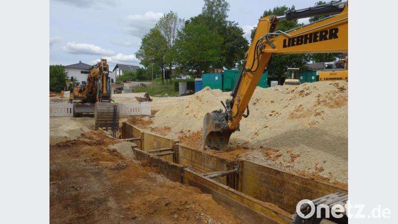 Derzeit werden die Kanalarbeiten für das Baugebiet &quot;Strohberg Nord&quot; in Wolfsbach durchgeführt. Bild: tra