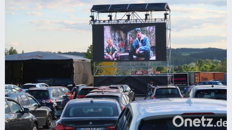 &quot;Das perfekte Geheimnis&quot; lief in Windischeschenbach auf der Autokino-LED-Wand. Bild: Kunz