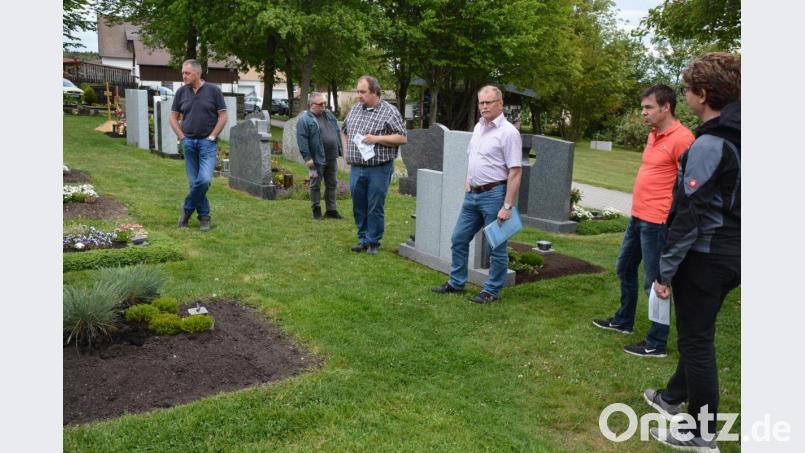 Möglichst barrierefrei soll der Zugang zu den Grabstellen im neuen Friedhof sein, wünschen sich Grabbesitzer. Der Bauausschuss sah sich die Situation vor Ort an und will nun Vorschläge zur Abhilfe erarbeiten. Mit im Bild Bürgermeister Max Bindl (3. von rechts). Bild: jr