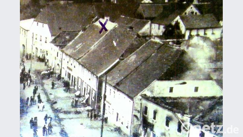 Der Großbrand 1928 verschonte weitgehend das Wohnhaus Nr. 2 (mit x gekennzeichnet) und mit ihm das Biedermeiertor. Bild: sef