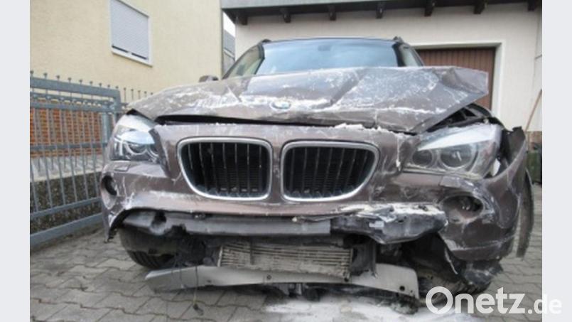 Der BMW das Ambergers wurde beim Aufprall auf die Gartenmauer stark beschädigt. Bild: Polizei Amberg