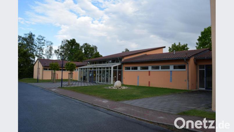Die Turnhalle an der Grund- und Mittelschule aus dem Jahr 1990 entspricht nicht mehr in allen Punkten den Anforderungen an den modernen Brandschutz. Der Bauausschuss hat der Ertüchtigung des Brandschutzes zugestimmt. Bild: bnr