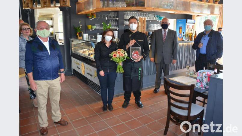 Seit Dienstag hat die Marktgemeinde Bad Neualbenreuth mit dem „La Forchetta D`Oro“ im Clubhaus des Golfclub Stiftland in Ottengrün sein erstes internationales Lokal. Angeboten werden traditionell südländische Spezialitäten. Von links Vizepräsident Herbert Bäuml, die Pächter Ida Stillo und Maurizio Casaccio, Bürgermeister Klaus Meyer und Golfclub-Präsident Dr. Wolfgang Ries. Bild: jr