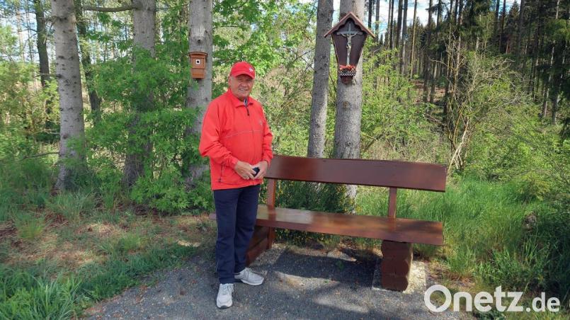 Ohne großes Aufsehen kümmert sich Walter Konhäuser (Bild) seit Jahren ehrenamtlich um das Gemeinwohl im Erholungsort. Dieser Tage verhalf er am Radweg zwischen Haferdeckmühle und Zainhammer drei Marterln und zwei Ruhebänken zu neuem Glanz. Bild: bsc