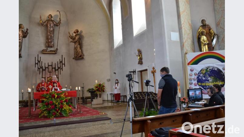 Die beiden Festgottesdienste am Pfingstsonntag und -montag hielten Pfarrer Josef Most und Diakon Herbert Sturm. Die Liveübertragung aus der Pfarrkirche St. Peter und Paul aus Moosbach erfolgte durch das Team mit Manuel Balk, Stefan Rappl und Sandro Stefinger. Bild: gi