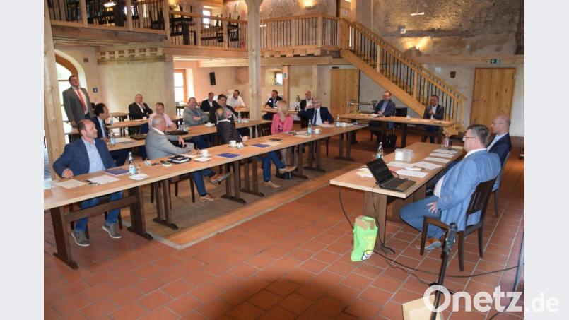 Eine Corona-bedingte Sitzordnung gehört derzeit überall zu den öffentlichen Zusammenkünften, so auch bei der konstituierenden Sitzung des Bayerischen Gemeindetags im Landkreis Amberg-Sulzbach. im Schlossstadel in Schmidmühlen. Bild: bö