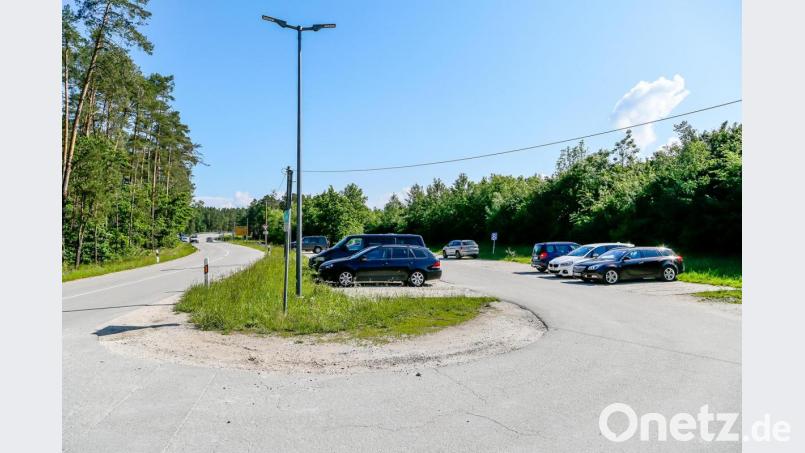 Sache des Landkreises, und wird erledigt: Die Erweiterung des Pendlerparkplatzes in Klardorf an der A 93 steht im Bauprogramm. Bild: Hösamer