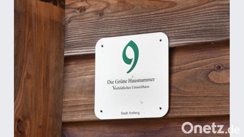 Nur fünf Häuser in Amberg dürfen sich mit der sogenannten Grünen Hausnummer schmücken. Nun soll die Auszeichnung wieder mehr Beachtung finden. Die zu erfüllenden Kriterien müssen jedoch überarbeitet werden und auch das Design wird sich verändern. Bild: Petra Hartl