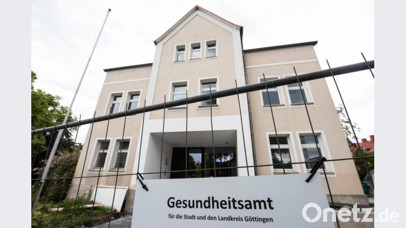 Ein Schild mit dem Schriftzug "Gesundheitsamt für die Stadt und den Landkreis Göttingen" ist an einem Bauzaun vor dem Gebäude befestigt. Archivbild: Swen Pförtner/dpa