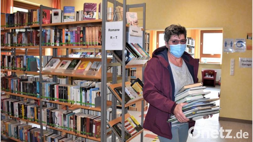 Bücher ausleihen ist wieder erlaubt. Das Team der Bücherei achtet dabei genau auf die Einhaltung der Hygienevorschriften. Bild: rgr