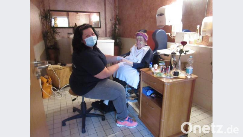 Von Jana Schweiger (links) in der Wellness-Oase im Evergreen ließ sich auch Renate Hautmann gerne verwöhnen. Bild: u