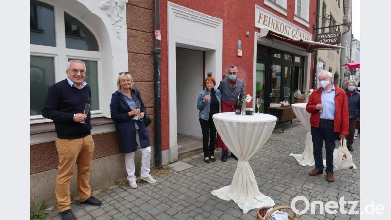 Das Ehepaar Agnes und Martin Günter (Mitte) schloss am Samstag seinen Feinkostladen in der Türlgasse. Stammkunden wurden mit Prosecco verabschiedet. Bild: Kunz