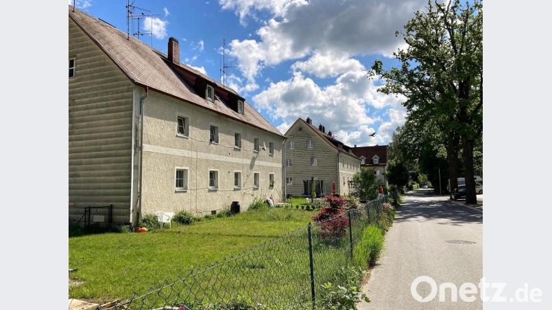 Das bestehende Mehrfamilienhaus wird durch die Baugenossenschaft abgerissen, ein Neubau mit zwölf Wohneinheiten entsteht. Bild: stg