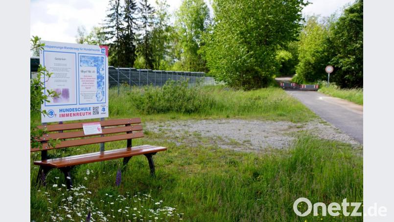 Letzte Station des Entspannungs-Wanderweges vor dem Ziel. Noch 170 Meter sind es bis zur gesperrten Brücke und etwas über 500 bis zur Hundeschule selbst. Bild: bkr