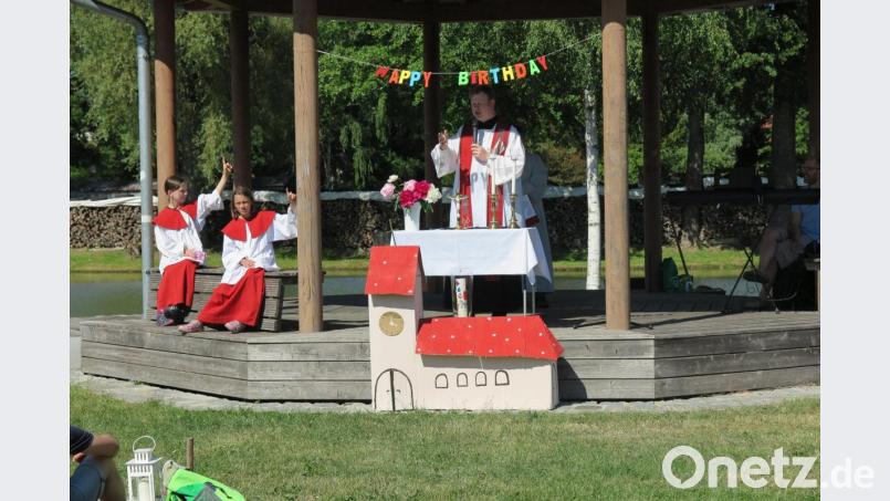 Stadtpfarrer Thomas Kraus zelebrierte den Familienwortgottesdienst auf dem Eisweihergelände. Bild: jzk
