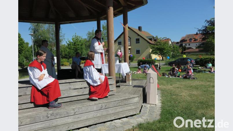 Stadtpfarrer Thomas Kraus zelebrierte den Familienwortgottesdienst auf dem Eisweihergelände. Bild: jzk