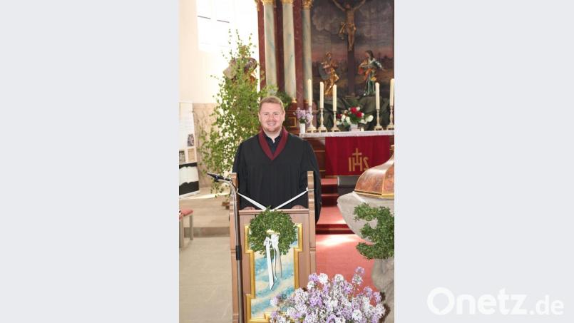 Andreas Walter wird am Pfingstsonntag das Lektorenamt in der Evangelischen Dreieinigkeitskirche Neustadt am Kulm übertragen. Die Predigt und der Gottesdienst stehen unter dem Thema der Entsendung und des Heiligen Geistes, passend zur Pfingstgeschichte, die auch als Deckengemälde in der Kirche dargestellt ist. Bild: rpp