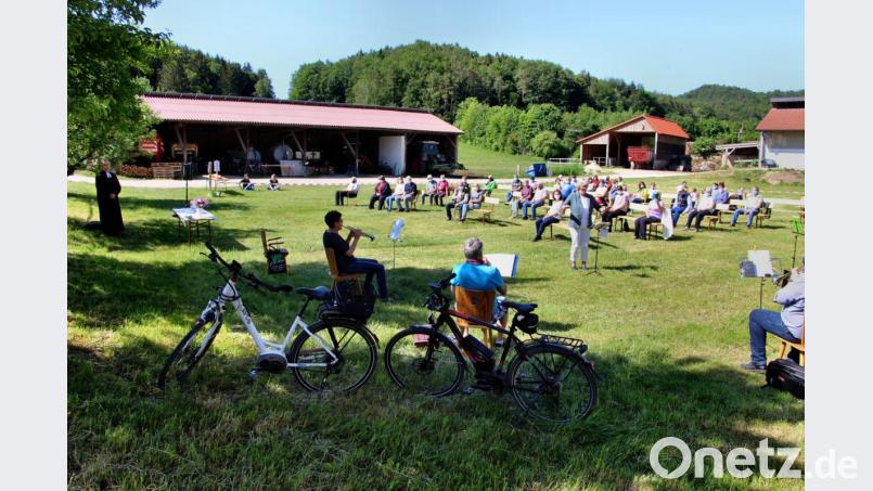 Coronabedingter Mund- und Nasenschutz, Händedesinfektion und Abstand galten beim Gottesdienst am Pfingstmontag. Bild: ds