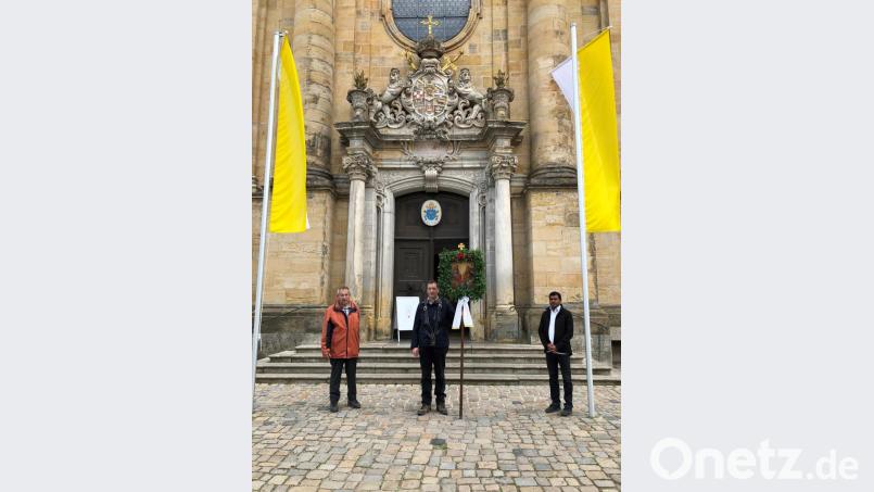 Pilgerführer Georg Tafelmeyer (links) mit Sohn Georg Leo und Pater Prince. Bild: bk