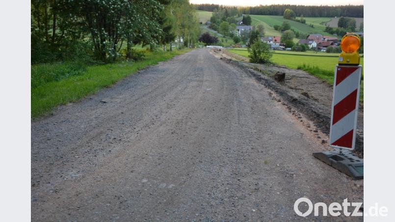 Zügig voran gehen die Arbeiten am Straßenausbau der Gemeindeverbindungsstraße nach Motzersreuth. Derzeit laufen die Arbeiten am Ausbau des Straßenkörpers. Bild: jr