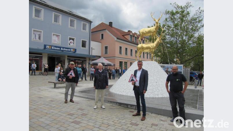 Zufriedene Gesichter bei der improvisierten Brunneninbetriebnahme am Hirschauer Marktplatz (von links): Künstler Wilhelm Koch, Sponsor Klaus Conrad, 1. Bürgermeister Hermann Falk und Brunnentechniker Benedikt Thorwart. Bild: fg