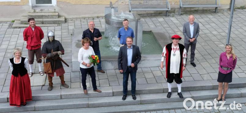 Rathaus und Organisationsausschüsse verabschiedeten Martina Klose (vorne Dritte von links). Dabei waren (vorne von links) Irene Ehemann, Michael Giesl, Bürgermeister Frank Zeitler, Karl Beer und Heidi Eckl sowie (hinten von links) Thomas Prey, Joseph Ferstl, Raphael Haubelt und Ernst Bräutigam. Bild: twi