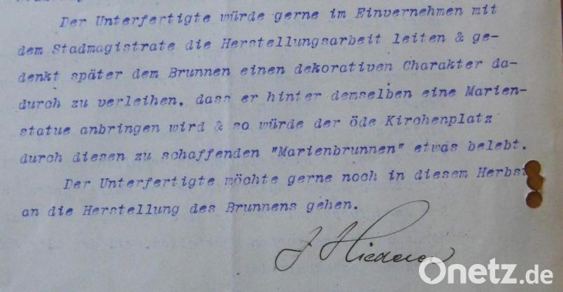 Angebot von Pfarrer Hiederer, hinter dem Marienbrunnen die Mariensäule zu errichten, um den „öden Kirchplatz“ etwas zu beleben. Bild: u