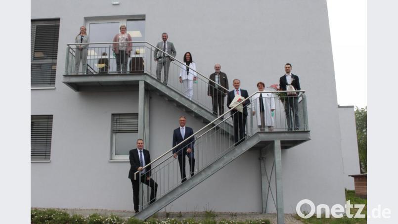 Der neue Krankenhausleiter der Regionen Nord / West Timo Sonntag (r.) wurde jetzt im Rahmen einer kleinen Feierstunde von Medizinischer Direktorin Michaela Hutzler, Pflegedienstleitung Renate Lindgens, Personalchef Martin Neuhaus, der bisherigen Krankenhausleiterin Claudia Kost, Gesamtbetriebsratsvorsitzenden Roland Gleißner, Ärztlicher Direktorin Elisabeth Eißner, Landrat Roland Grillmeier, Bürgermeister Franz Stahl und Vorstand Dr. Thomas Egginger (von oben nach unten) begrüßt. Bild: exb
