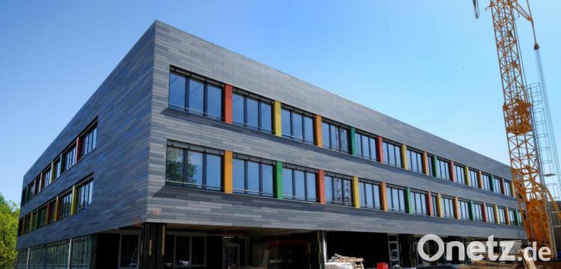 Die Fassade der Walter-Höllerer-Realschule strahlt in neuem Glanz. Vier verschiedene Farben sorgen für Abwechslung und einen neuen Auftritt. Bild: Stephan Huber