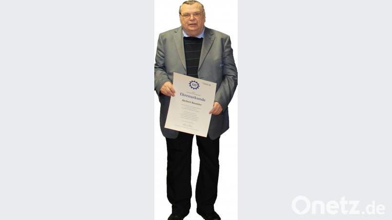 Herbert Bäumler wurde im Jahr 2014 für 60-jährige aktive Mitgliedschaft im THW Weiden geehrt. Bild: exb/Hilfsgütereinsatz für Moskau waren Heinrich Günther (rechts) und Herbert Bäumler (links) für den Ortsverband Weiden unterwegs. Der ehemalige Ortsbeauftragte Heinrich Günther war auch ein guter Freund
