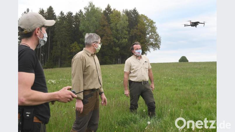 Johannes Ertl, Hermann Ach und Christian Ertl (von links) beobachten den Einsatz der Drohne beim Absuchen eines Feldes bei Ödpielmannsberg. Die etwa ein Hektar große Fläche ist in etwa zehn Minuten abgeflogen. In diesem Fall gibt es Entwarnung: weder Kitz noch Junghase befinden sich in der Wiese. Sie kann nun ohne Bedenken abgemäht werden. Bild: Gabi Schönberger