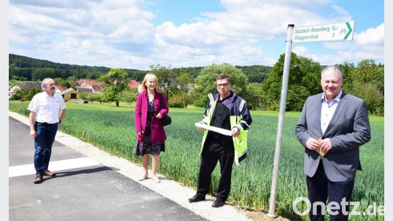 Die offizielle Freigabe des Radwegs besiegeln (von links) Diplomingenieur Rainer Rubenbauer vom gleichnamigen Tiefbauunternehmen, die Bürgermeisterin der Gemeinde Birgland, Brigitte Bachmann, Bauoberrat Stefan Noll vom Straßenbauamt Amberg-Sulzbach und Landrat Richard Reisinger. Bild: no