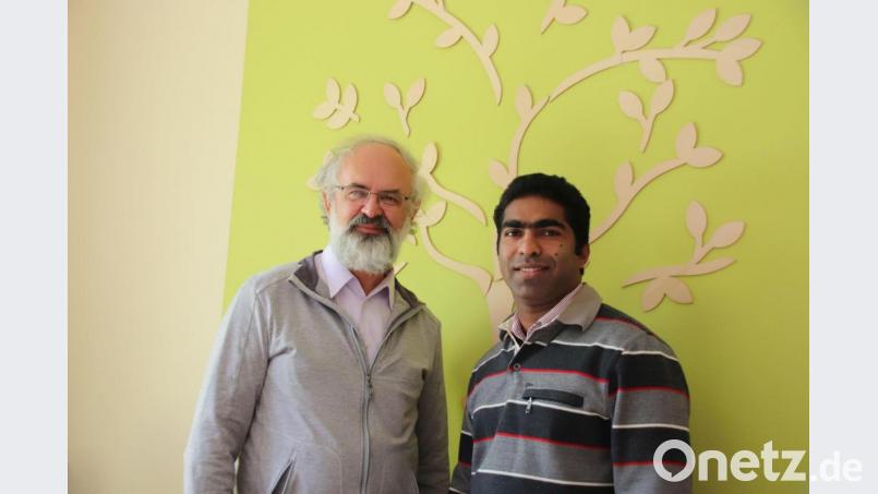 Pfarrer Heinrich Rosner (links) muss seinen langjährigen Pfarrvikar Joseph Kokkoth (rechts) verabschieden, der im Spätsommer neuer Pfarrer im Raum Straubing wird. Bild: Thomas Dobler