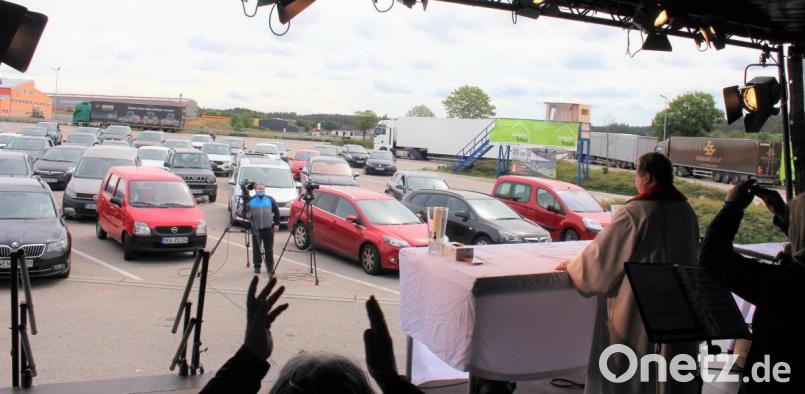 Auch für die Katholische Kirche stellen die Corona-Beschränkungen eine große Herausforderung dar: Der Auto-Gottesdienst in Windischeschenbach an Pfingsten war ein innovativer Weg, um damit umzugehen. Bild: stg
