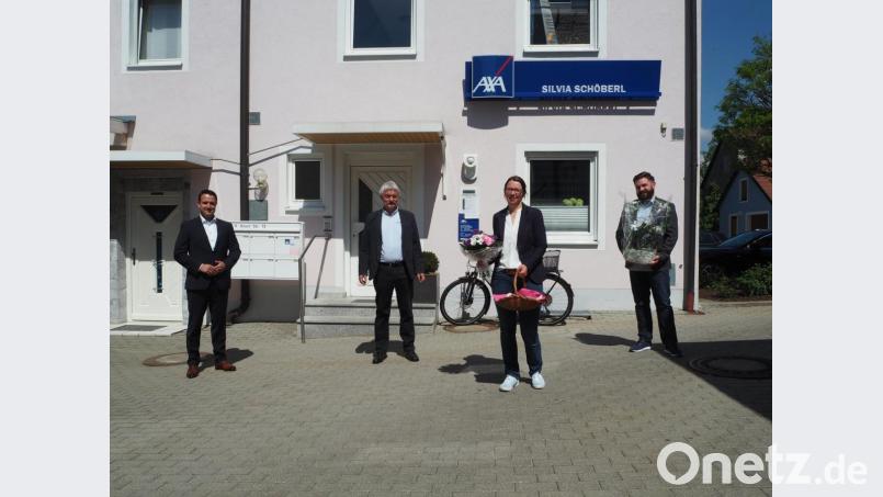 Silvia Schöberl hat die Axa-Hauptvertretung in Neustadt übernommen. Zur offiziellen Üvernahme kamen einige Gratulanten, darunter auch Bürgermeister Sebastian Dippold. Bild: krb