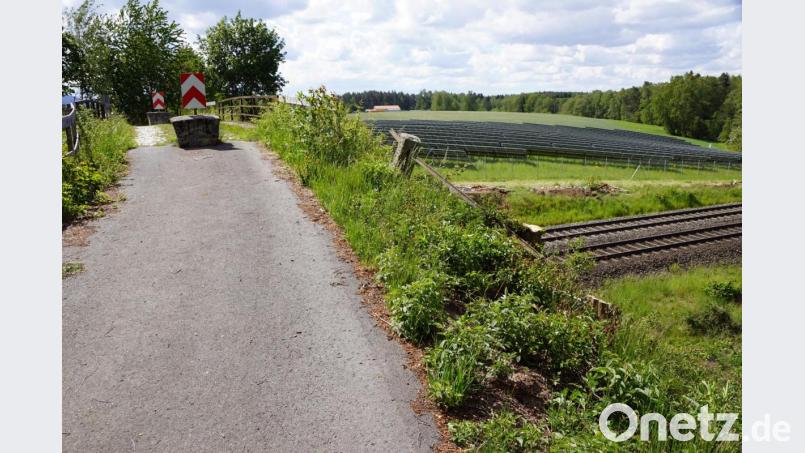 Damit nur Fußgänger und Radfahrer über die Brücke fahren können ist sie mit zwei großen Hindernissen gesperrt. Im Hintergrund das Gebäude der Hundeschule und davor eine der drei Photovoltaikanlagen beidseits der Bahnanlage. Bild: bkr