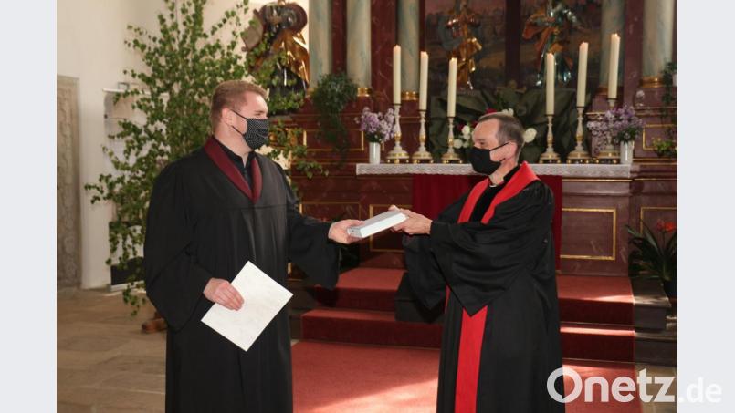Pfarrer Hartmut Klausfelder überreicht die Ernennungsurkunde und eine Ausgabe des Perikopenbuchs, dem Lektionar, aus dem die biblischen Lesungen in den Gottesdiensten gelesen werden. Bild: rpp