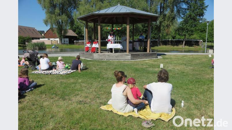 Ohne Schutzmaske konnten die Familien den Familiengottesdienstes auf dem Eisweihergelände mitfeiern. Bild: jzk