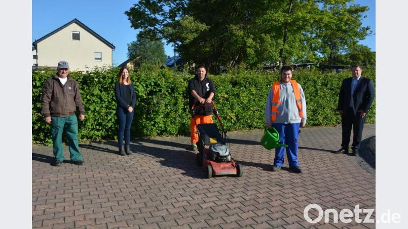 Am Pfingstdienstag begann für den 19-jährigen Lukas Haberkorn (2. von rechts) ein vierwöchiges Praktikum bei der Stadtgärtnerei Mitterteich. Ziel wird sein, ihn aus den Stiftlandwerkstätten St. Elisabeth auf einen festen Außenarbeitsplatz zu bringen, so wie es Pierre Ziebarth (Mitte) schon vor sieben Jahren gelungen ist. Unterstützt wird Lukas von Stadtgärtner Willi Kilian (links), Sozialpädagogin Tamara Sommer und Bürgermeister Stefan Grillmeier. Bild: jr